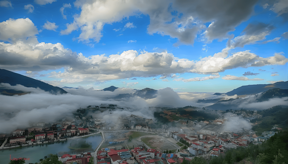 Panoramic view of Sapa from Heaven's Gate (Source: Fanpage Núi Hàm Rồng Sa Pa - Ham Rong Mountain Sa Pa)